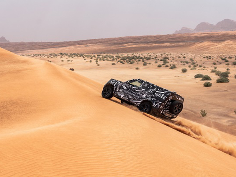 بالفيديو والصور.. قدرات هائلة لـ" لاند روڤر ديفندر"على كثبان دبي الرملية